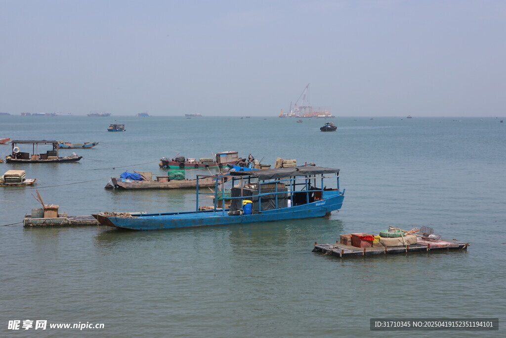 海上停泊的多彩船只