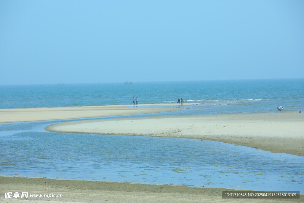 宁静海滩与蜿蜒浅滩美景