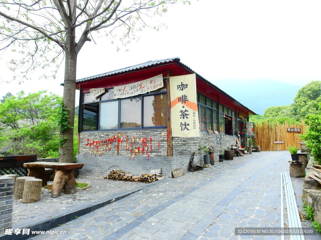 古朴中式小屋坐落于路旁