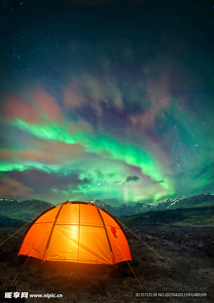 极光下的露营帐篷