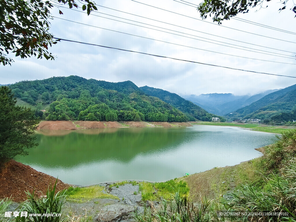 青山环绕湖泊