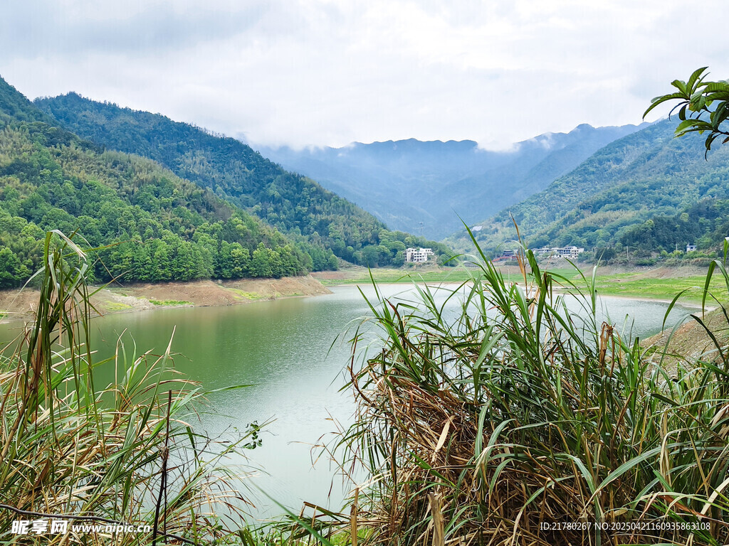 山间湖畔美景