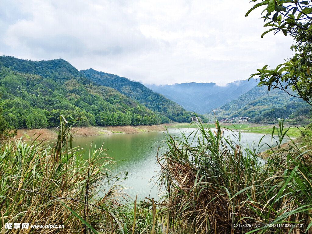 青山绿水间湖泊