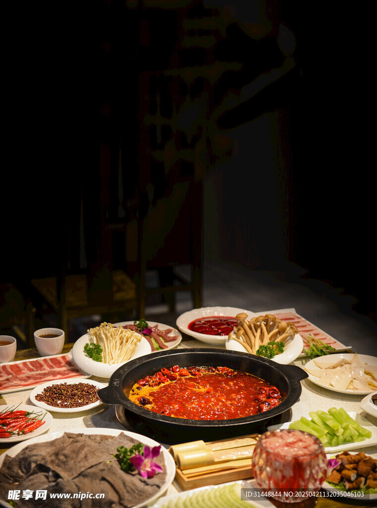 丰盛火锅食材摆满一桌