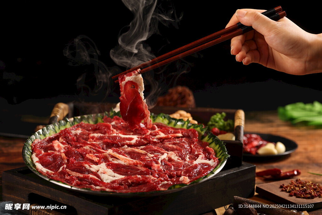 热气腾腾的美味涮牛肉