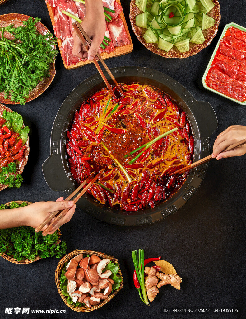 热闹火锅聚餐场景