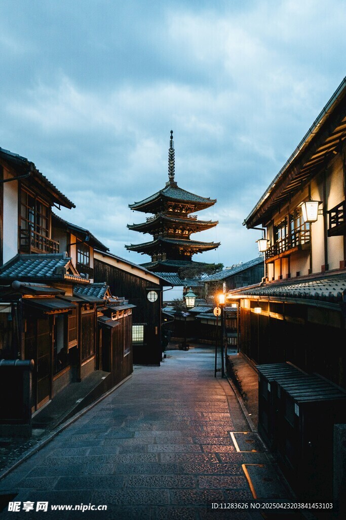 日式古街与塔楼
