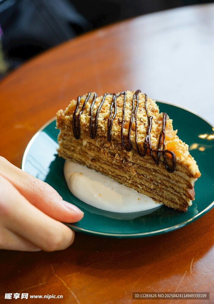 手拿美味千层蛋糕切片