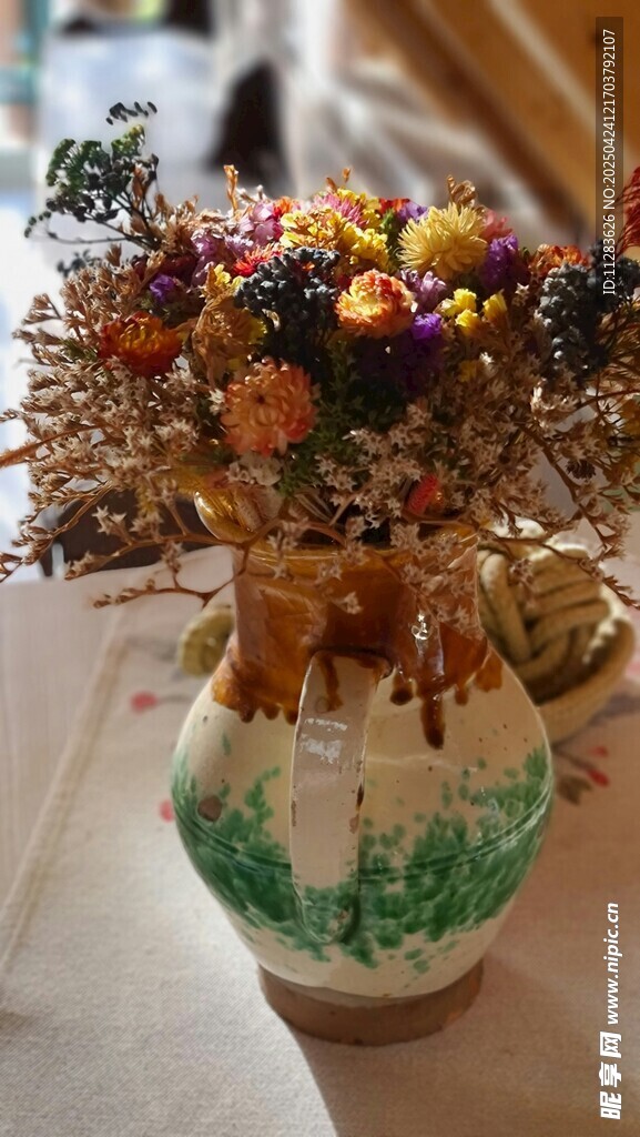花瓶插满多彩鲜花