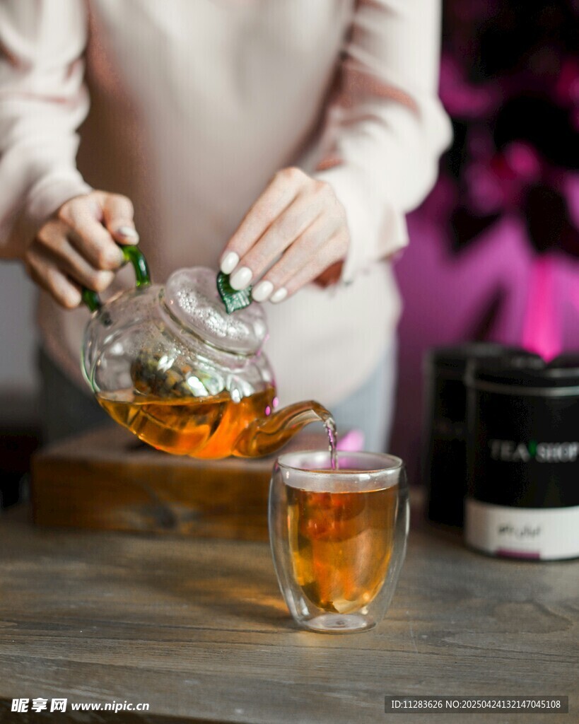 优雅女士沏茶瞬间