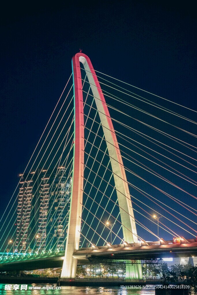 璀璨夜景中的现代大桥