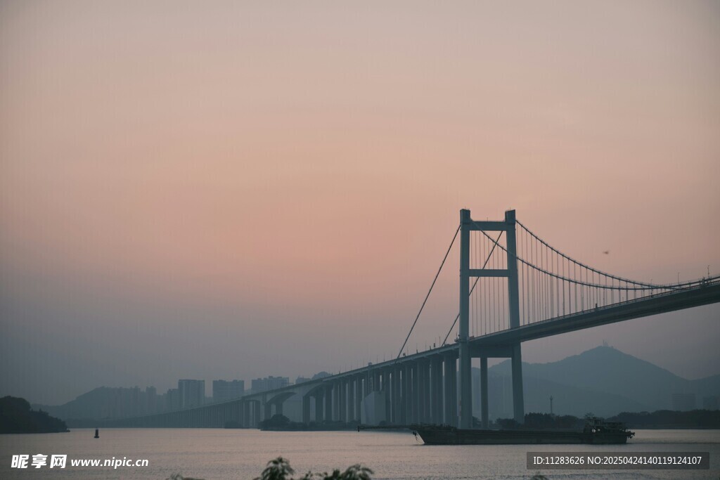 黄昏下的跨海大桥美景
