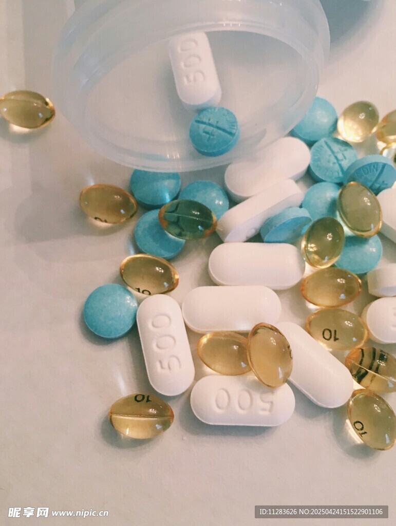 多彩药片散落场景