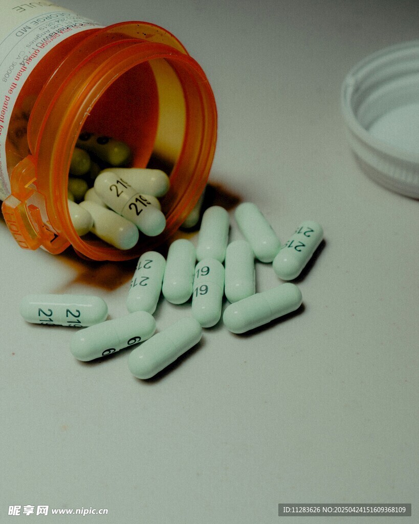 药瓶倾洒出的绿色胶囊