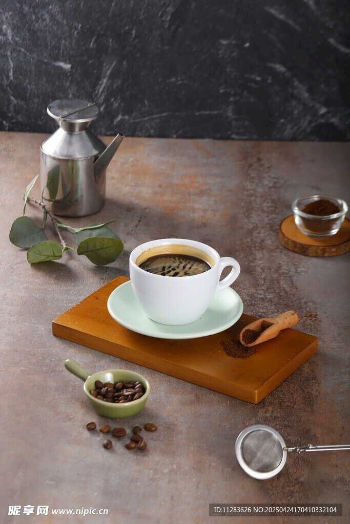 精致咖啡茶具与香醇咖啡