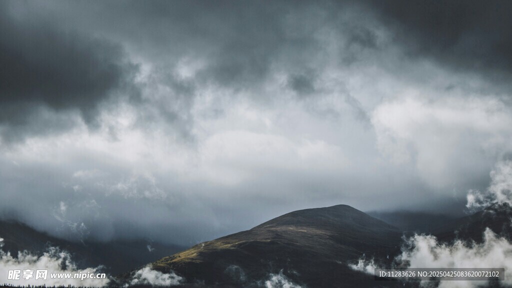 云雾缭绕的山峦美景