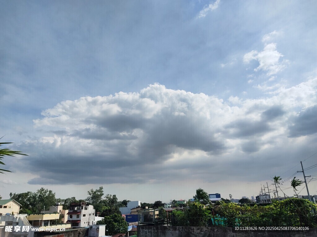 蓝天白云下的城镇景象
