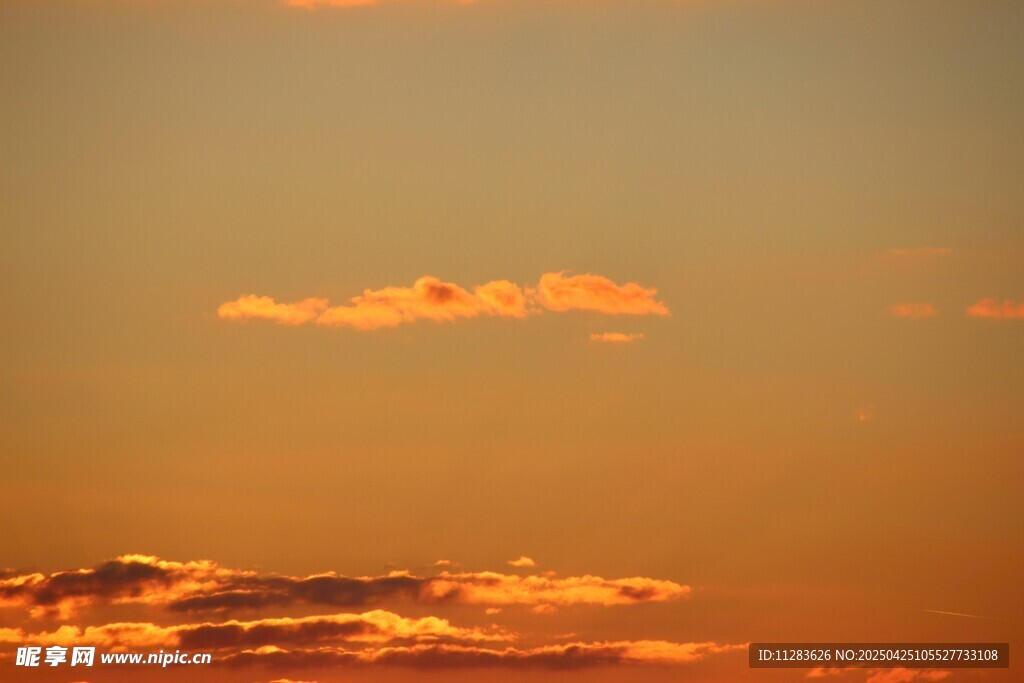 夕阳下的绚烂天空