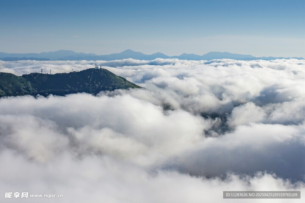 云海之上的壮丽山景