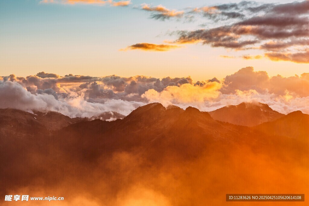 壮丽云海中的山峦美景