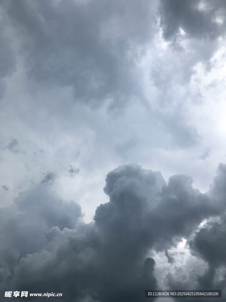 乌云密布的天空景象