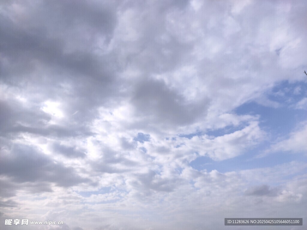 天空中密布的层叠云朵