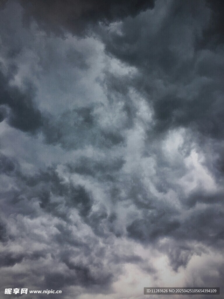乌云密布的阴沉天空