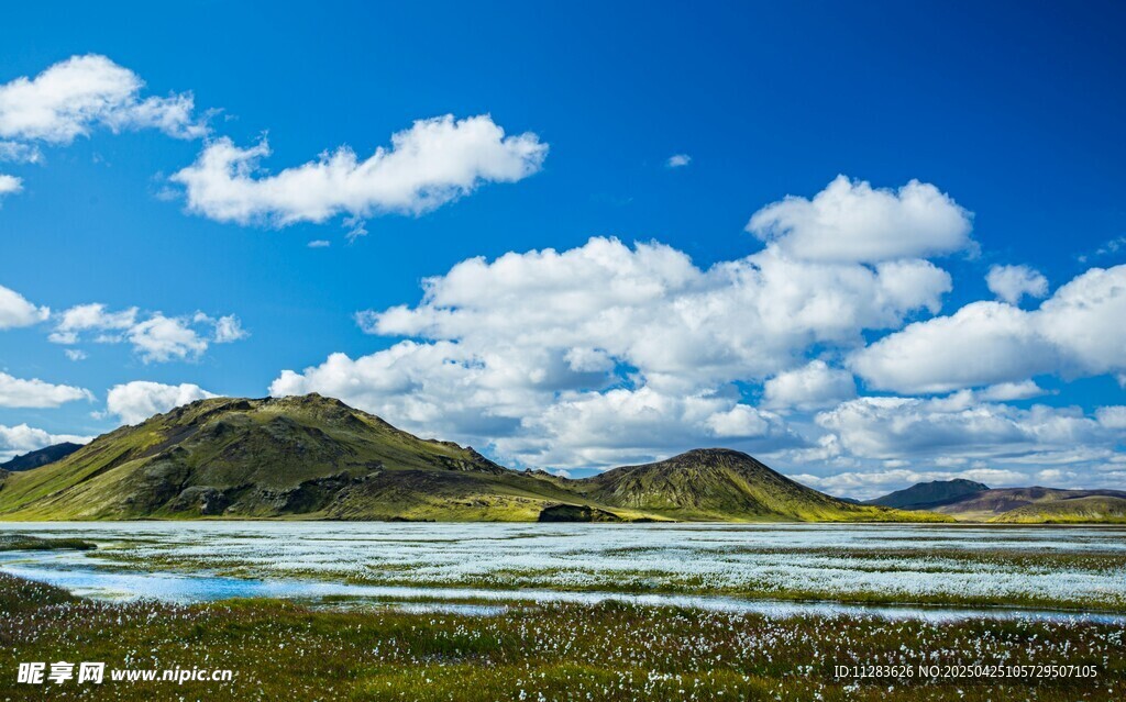 草原湖泊蓝天白云美景