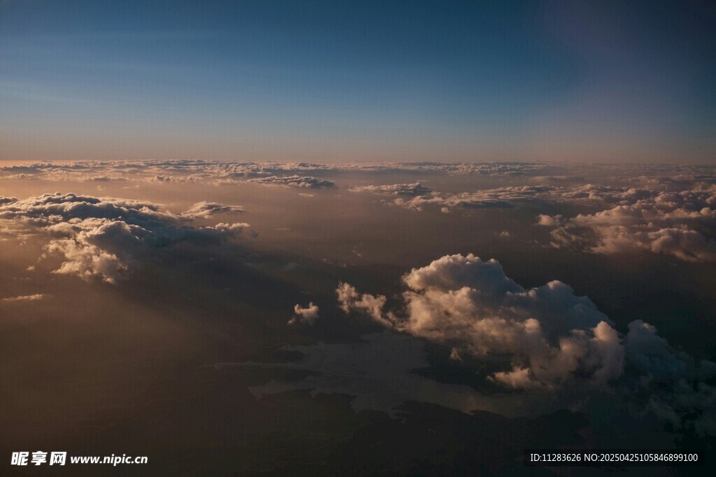 高空俯瞰壮丽云海景观