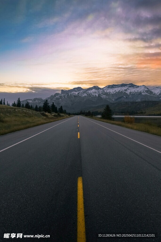 公路尽头的壮丽天际线