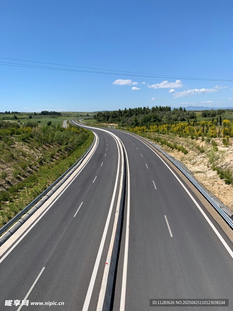 蜿蜒公路伸向远方