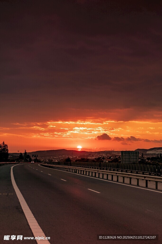 夕阳下的公路美景