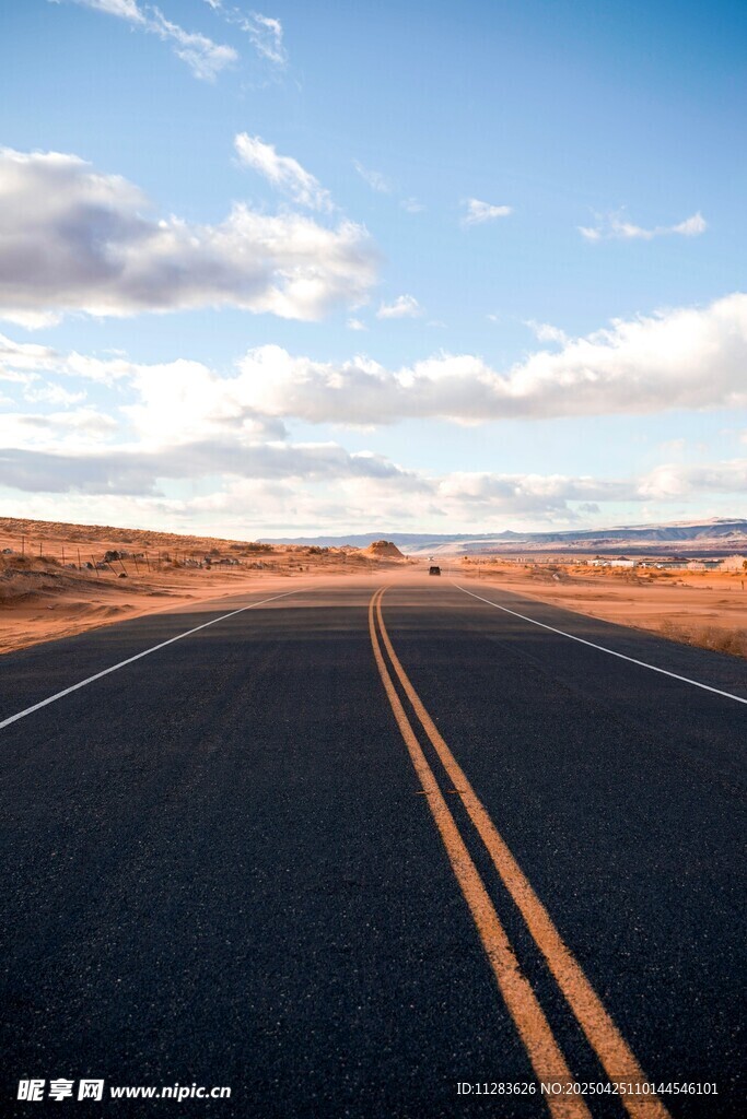 空旷公路伸向远方