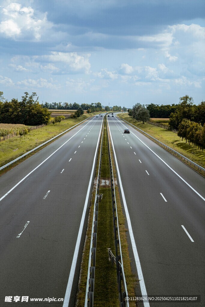 宽阔公路伸向远方
