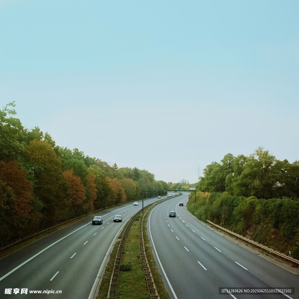 秋日双车道公路风景