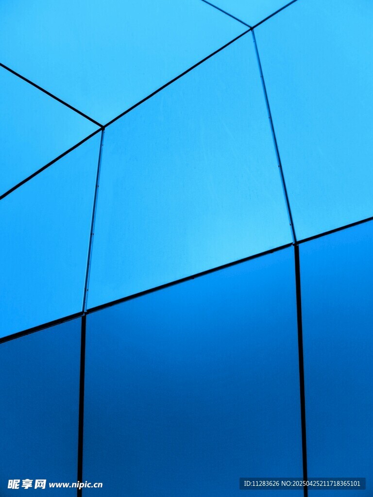 蓝色几何玻璃建筑外观