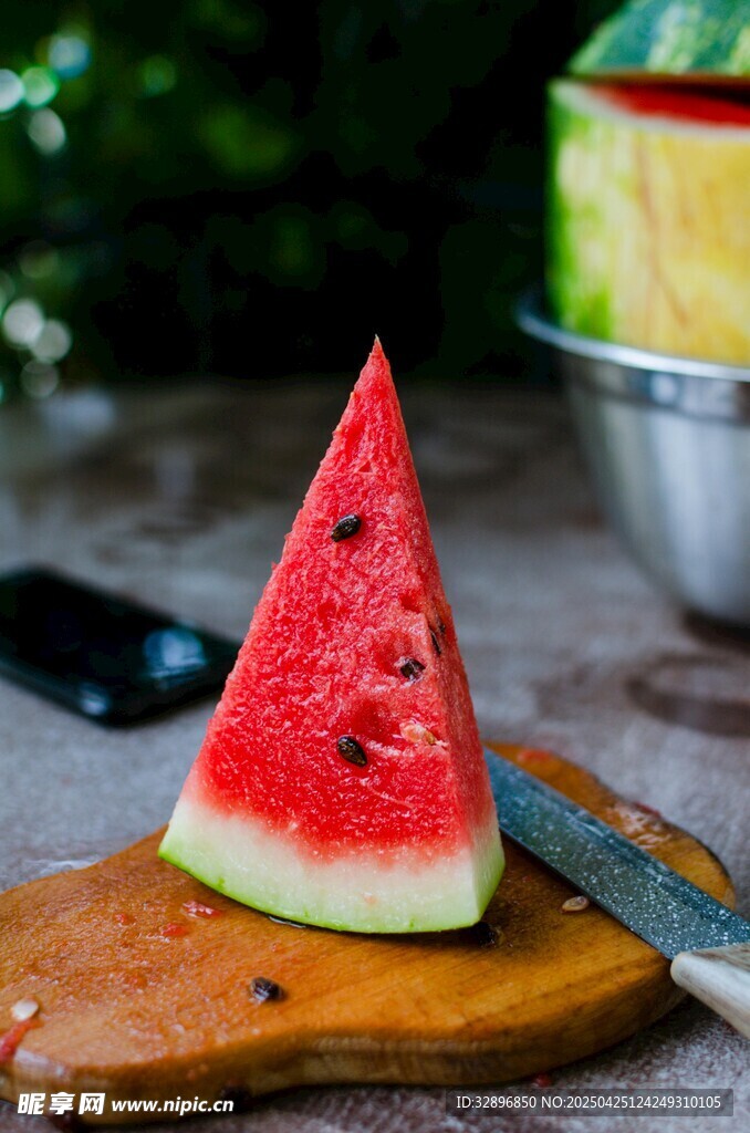 木盘上的新鲜西瓜切片