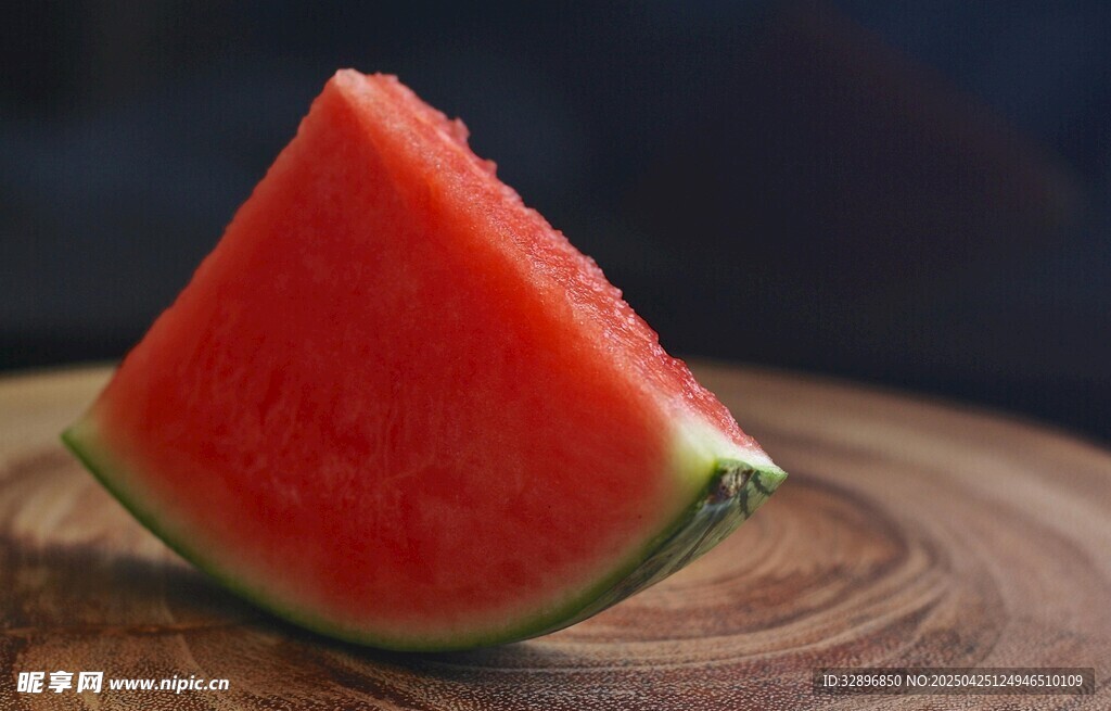 新鲜切块西瓜置于木盘上