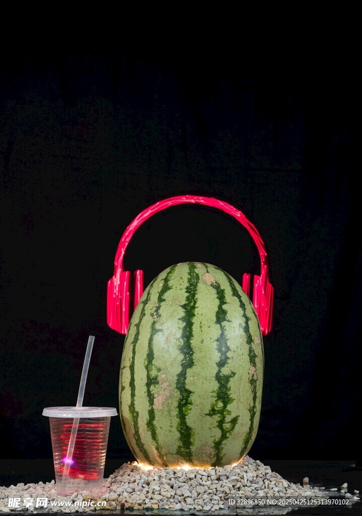 西瓜戴耳机享受清凉时刻