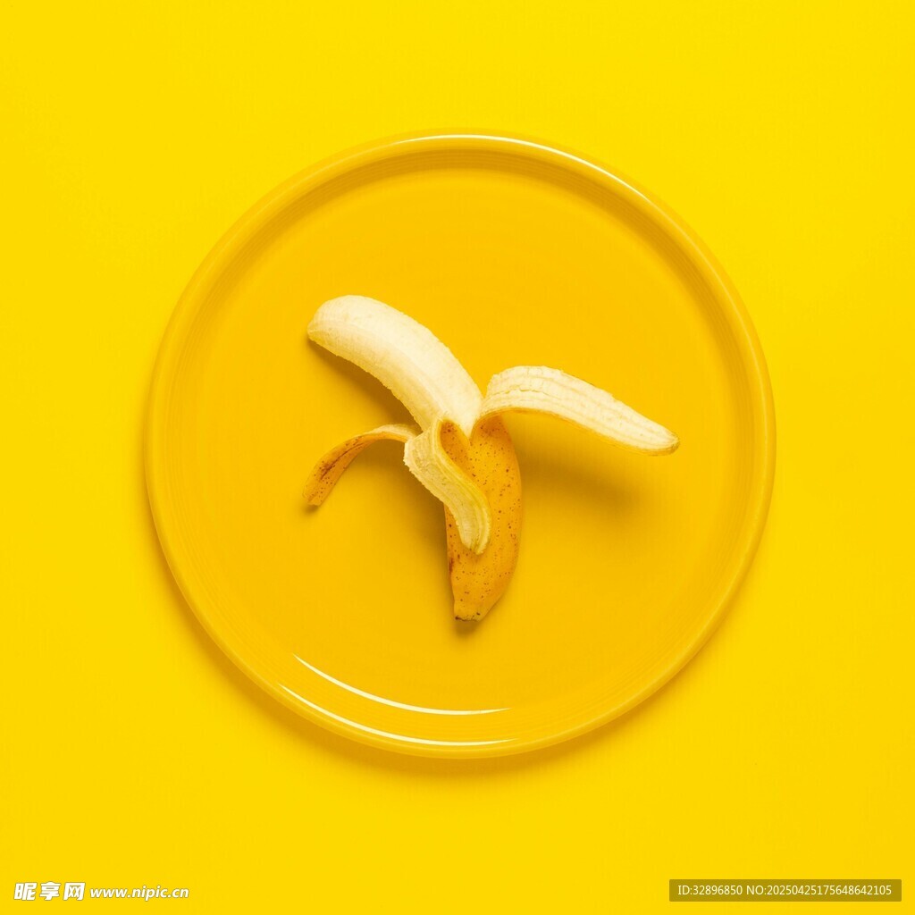 黄色盘上剥开的香蕉