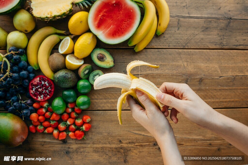 双手剥香蕉与多彩水果