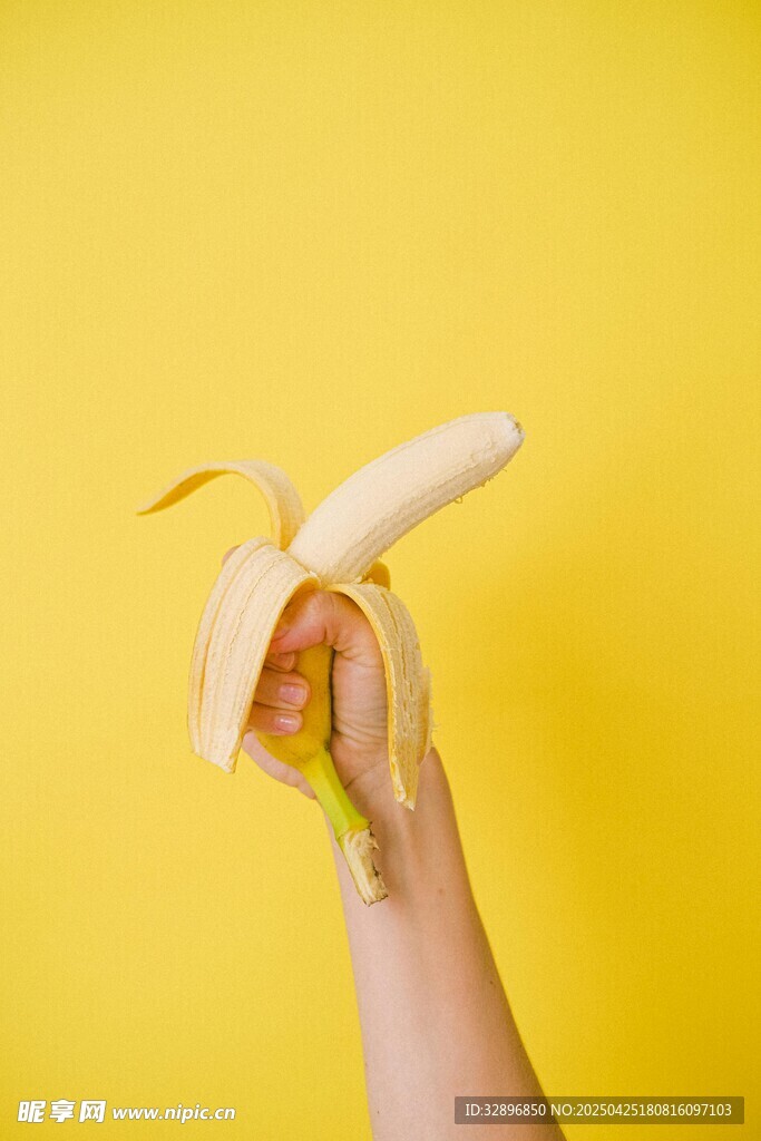 手握着剥开的黄色香蕉