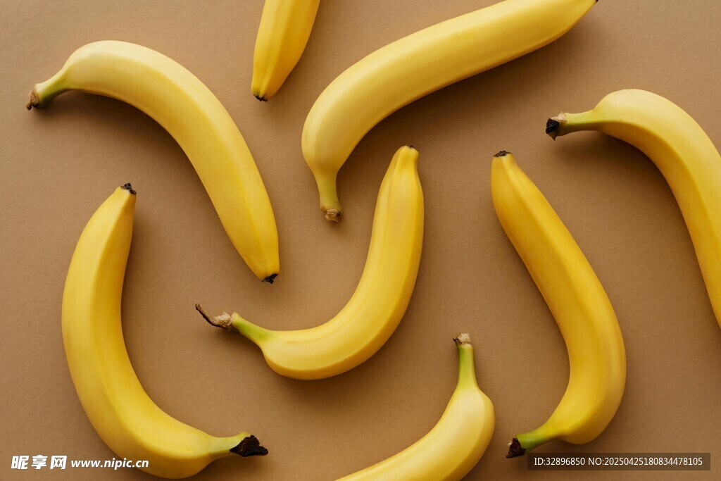 整齐摆放的黄色新鲜香蕉