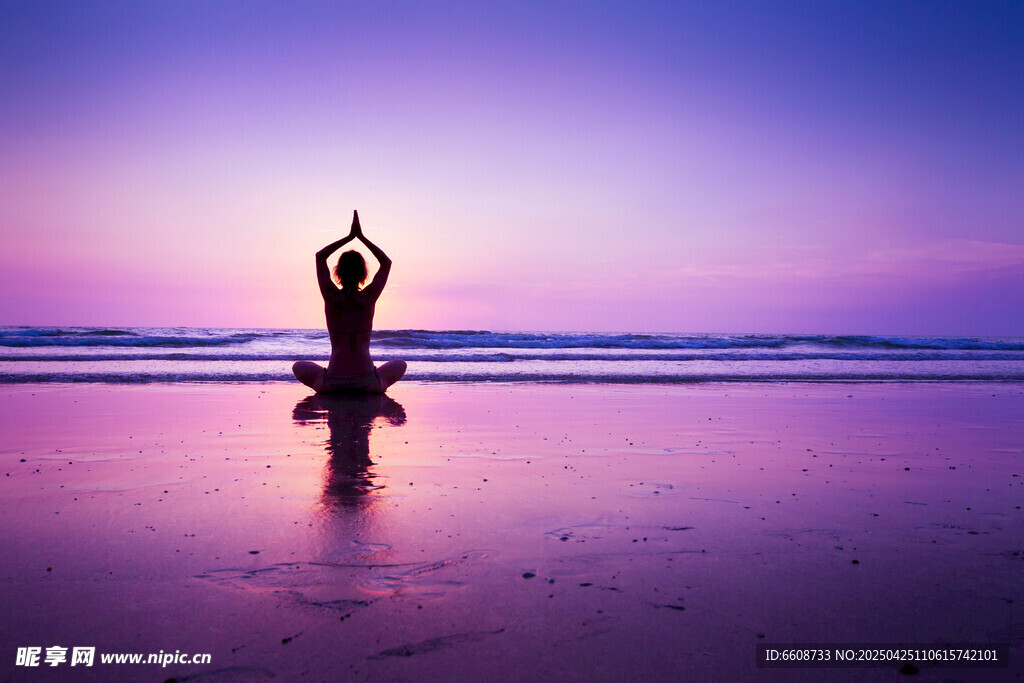 海边瑜伽者的静谧时刻