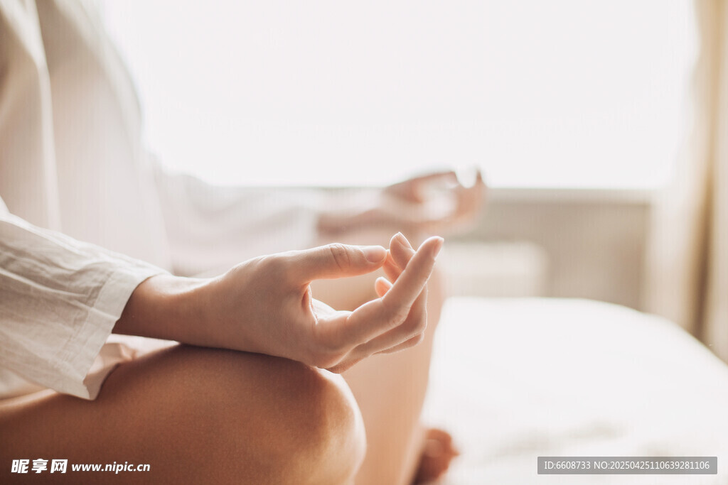 静坐冥想姿态特写