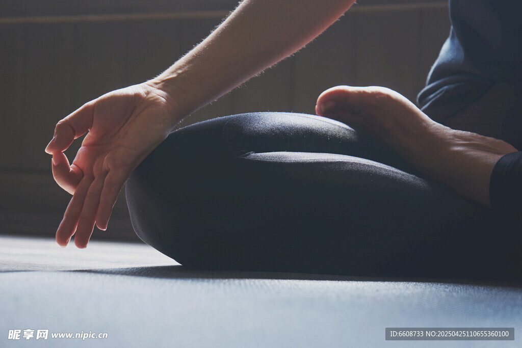 瑜伽冥想中的手部姿态展示