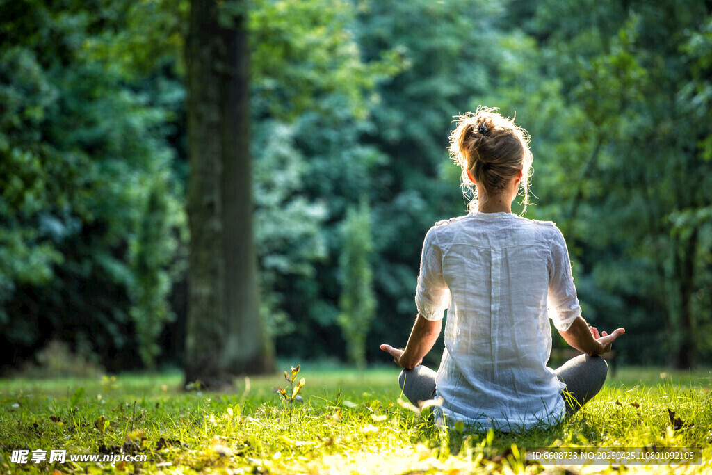 林中女子静坐冥想