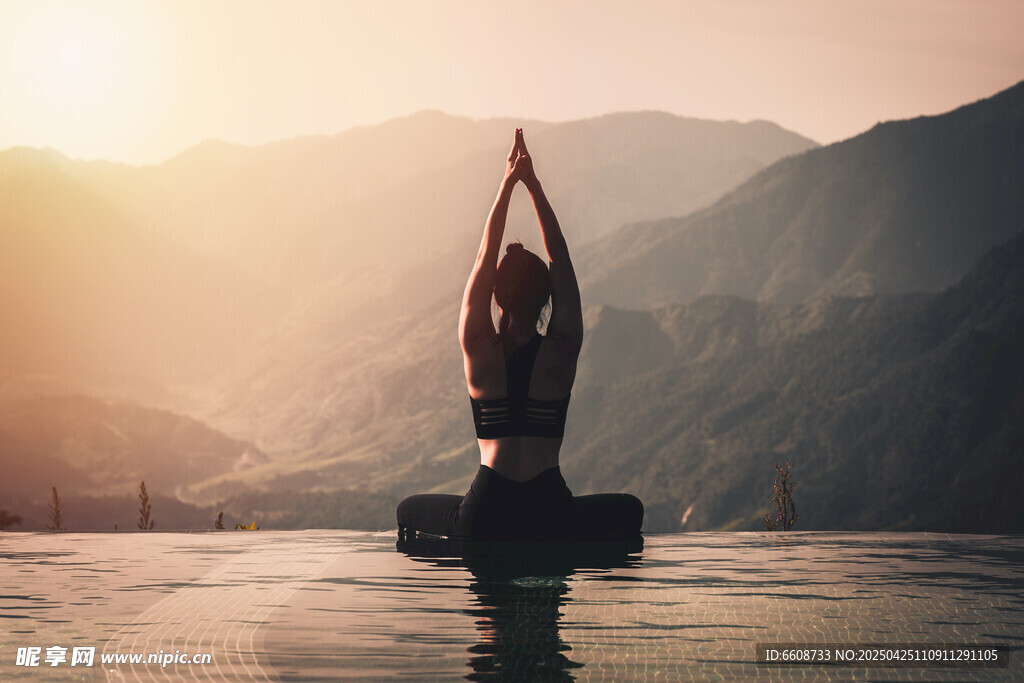 湖畔瑜伽者沐浴金色阳光