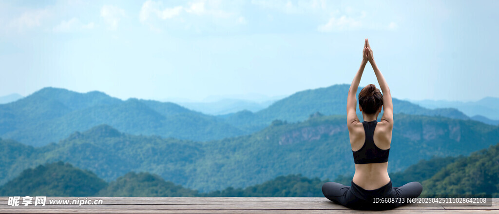 户外瑜伽者于山景中冥想