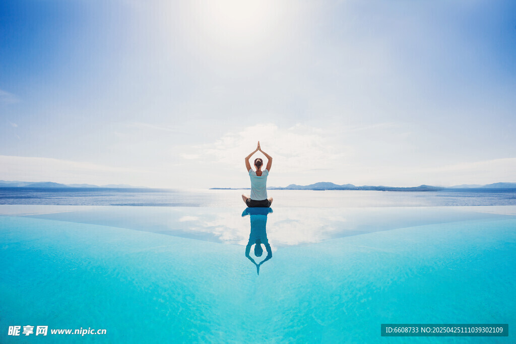 海边瑜伽者拥抱蓝天碧海